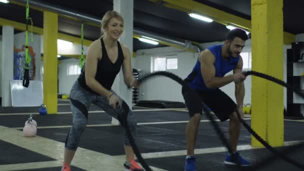 Ζευγάρι Κάνει Μάχη Σχοινί Άσκηση Στο Γυμναστήριο — Αρχείο Βίντεο