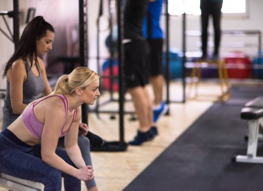 oturan genç sporcu kadın fitness spor çapraz egzersiz sonrası rahatlatıcı