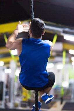 jimnastik tırmanma halat yapan genç kaslı erkek