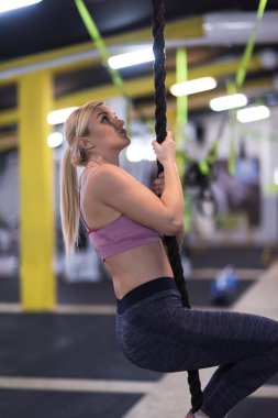 kaslı kadın fitness spor tırmanma halat yapıyor