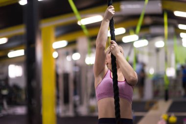 kaslı kadın fitness spor tırmanma halat yapıyor