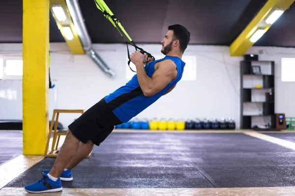 Joven Atleta Hombre Haciendo Ejercicio Pull Ups Con Anillos Gimnasia —  Fotos de Stock