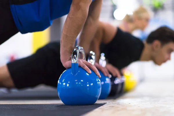 Grupo Jóvenes Atletas Sanos Haciendo Flexiones Con Pesas Gimnasio Cross — Foto de Stock