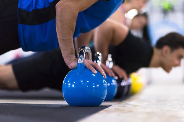 Fiatal Egészséges Sportolók Egy Csoportja Fekvőtámaszozik Kettlebellekkel Cross Fitness Edzőteremben — Stock Fotó