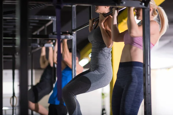 Grupo Jovens Atletas Musculares Fazendo Pull Ups Barra Horizontal Como — Fotografia de Stock