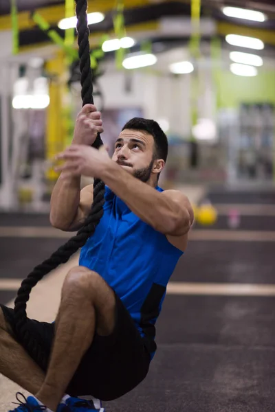 Joven Musculoso Haciendo Cuerda Escalada Cruz Gimnasio Fitness — Foto de Stock