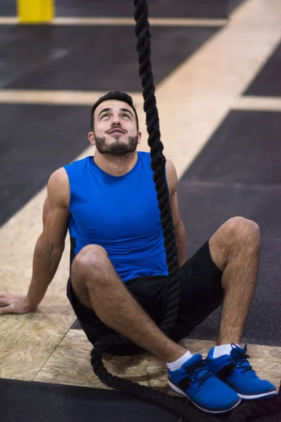 Izmos Fiatalember Pihentető Előtt Kereszt Fitneszterem Hegymászó Kötél — Stock Fotó