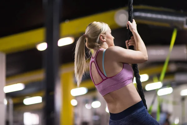 Ung Muskulös Kvinna Gör Rep Klättring Cross Fitness Gym — Stockfoto