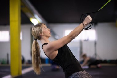 pull ups ile çapraz jimnastik jimnastik halkaları dışarı çalışan genç sporcu kadın