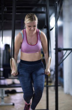 pull ups ile çapraz jimnastik jimnastik halkaları dışarı çalışan genç sporcu kadın