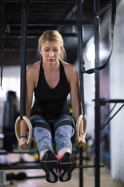 Νεαρός Αθλητής Γυναίκα Που Εργάζεται Έξω Pull Ups Γυμναστικά Δαχτυλίδια — Φωτογραφία Αρχείου