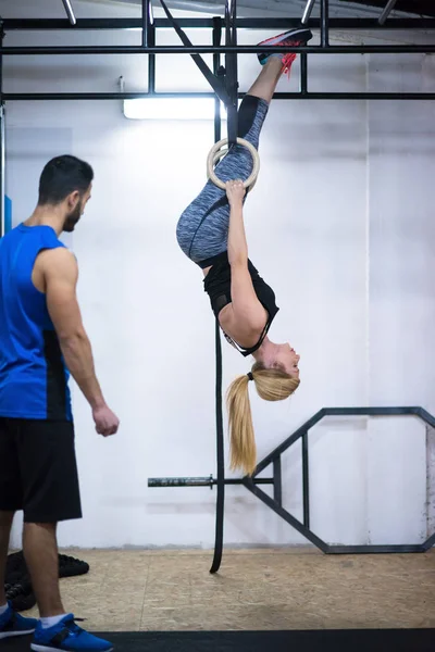 Genç Atletik Kadın Spor Salonunda Jimnastik Yüzükleri Üzerinde Kişisel Antrenörle — Stok fotoğraf