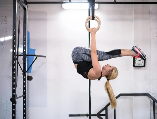 Unga Athletic Kvinna Som Arbetar Gymnastringar Gymmet Cross Fitness — Stockfoto