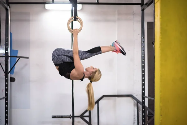 Mujer Atlética Joven Haciendo Ejercicio Los Anillos Gimnasia Gimnasio Fitness — Foto de Stock