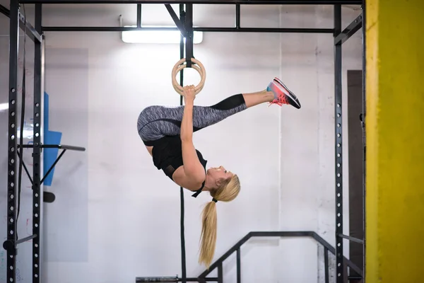 体操リング クロス フィットネス ジムでのワークアウト運動女性 — ストック写真