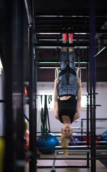 Jeune Femme Athlétique Travaillant Sur Des Anneaux Gymnastique Gymnase Remise — Photo