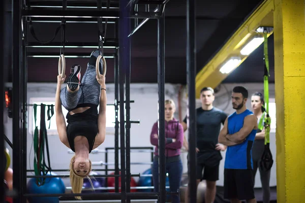 Fiatal Sportoló Edz Személyi Edző Torna Gyűrűk Cross Fitness Tornaterem — Stock Fotó