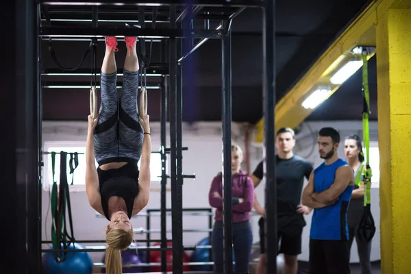 Jonge Atletische Vrouw Uit Werken Met Personal Trainer Gymnastische Ringen — Stockfoto