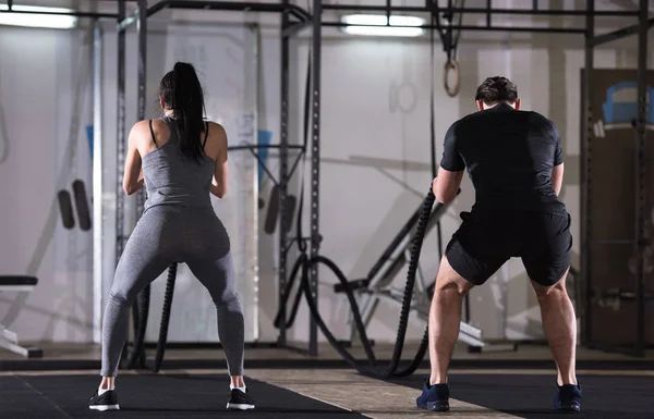 Jovem Casal Esportes Apto Trabalhar Fora Ginásio Treinamento Funcional Fazendo — Fotografia de Stock