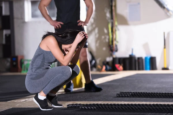 Młody Fit Sportowa Para Ćwiczy Siłowni Funkcjonalnej Robi Liny Bojowe — Zdjęcie stockowe