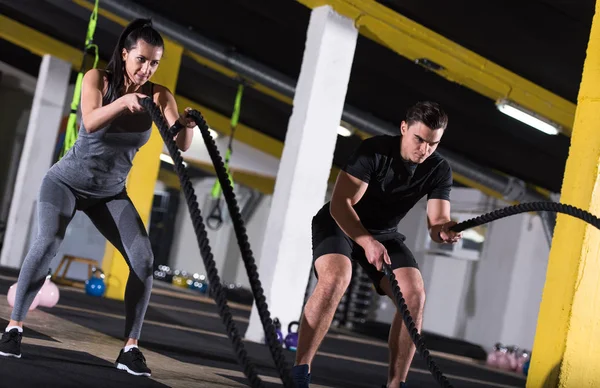 Giovane Coppia Sportiva Forma Che Allena Palestra Allenamento Funzionale Facendo — Foto Stock