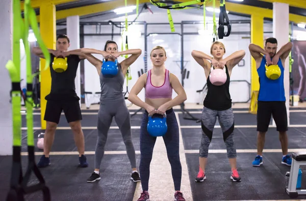 Grupa Zdrowych Młodych Sportowców Robi Ćwiczenia Kettlebells Cross Fitness Studio — Zdjęcie stockowe