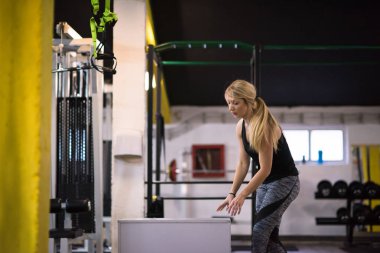 atlamayı eğitim genç atletik kadın fitness spor çapraz kutusuna uygun