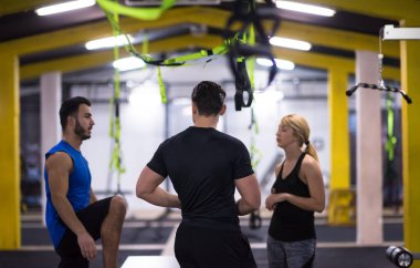 gençlerin grup atlamayı eğitim sağlıklı spor fitness spor çapraz kutusuna uygun