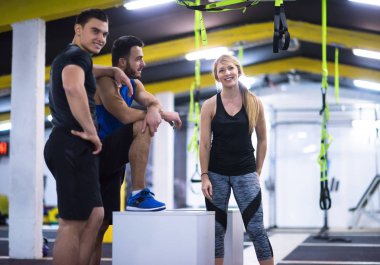 gençlerin grup atlamayı eğitim sağlıklı spor fitness spor çapraz kutusuna uygun