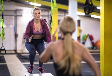 gençlerin grup atlamayı eğitim sağlıklı spor fitness spor çapraz kutusuna uygun