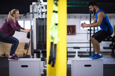gençlerin grup atlamayı eğitim sağlıklı spor fitness spor çapraz kutusuna uygun