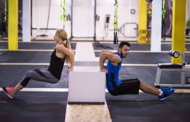 Genç çift sporcular çalışma kollarını kutuları, kullanma dışarı jimnastik çapraz