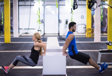 Genç çift sporcular çalışma kollarını kutuları, kullanma dışarı jimnastik çapraz