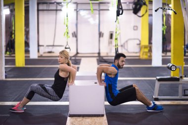 Genç çift sporcular çalışma kollarını kutuları, kullanma dışarı jimnastik çapraz