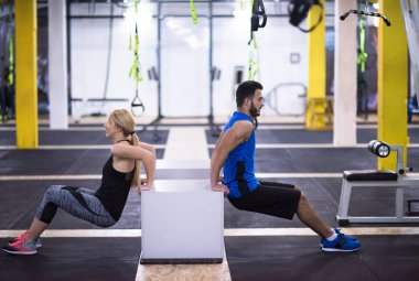 Genç çift sporcular çalışma kollarını kutuları, kullanma dışarı jimnastik çapraz