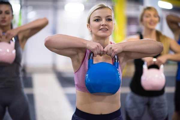 Grupp Friska Unga Idrottare Gör Övningar Med Kettlebells Cross Fitness — Stockfoto