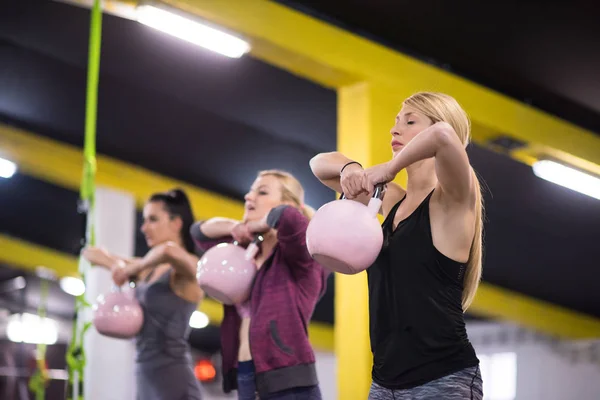 Skupina Zdravých Mladých Sportovců Dělá Cvičení Kettlebells Cross Fitness Studio — Stock fotografie