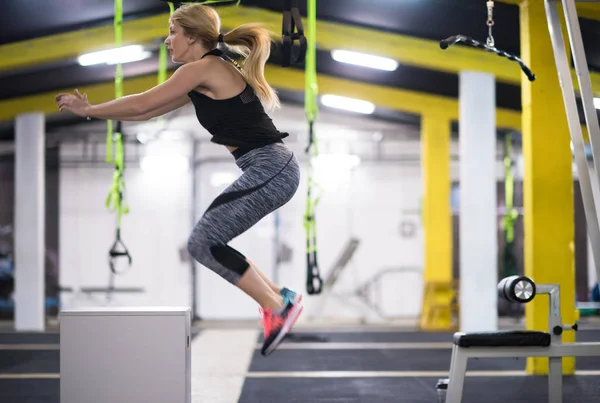 Ung Atletisk Kvinna Utbildning Hoppa Passar Låda Cross Fitness Gym — Stockfoto