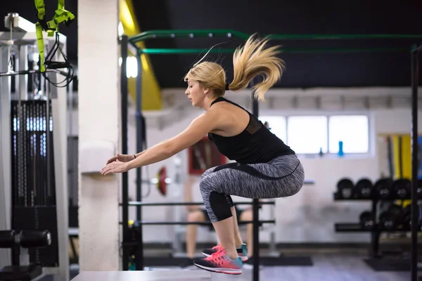 Ung Atletisk Kvinna Utbildning Hoppa Passar Låda Cross Fitness Gym — Stockfoto