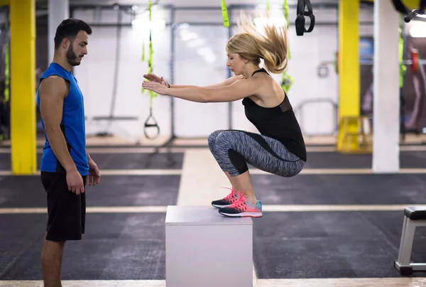 Jovem Atlético Mulher Formação Com Personal Trainer Jumping Caixa Ajuste — Fotografia de Stock