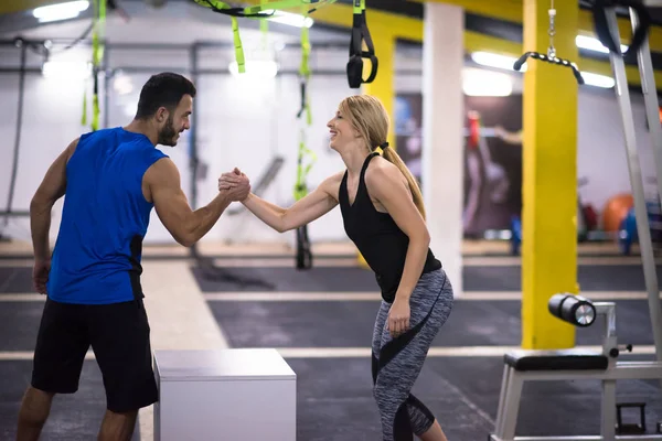 Mladá Atletická Žena Trénink Osobním Trenérem Skákání Fit Box Cross — Stock fotografie