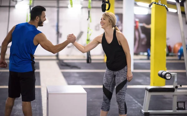 Entrenamiento Mujer Atlética Joven Con Entrenador Personal Saltando Caja Ajuste — Foto de Stock