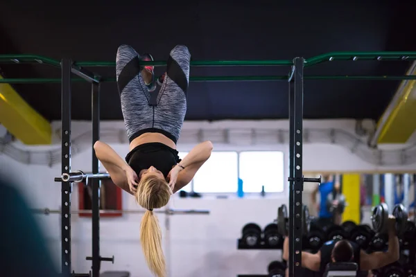Sporcu Kadın Fitness Spor Çapraz Yatay Çubuk Üzerinde Baş Aşağı — Stok fotoğraf