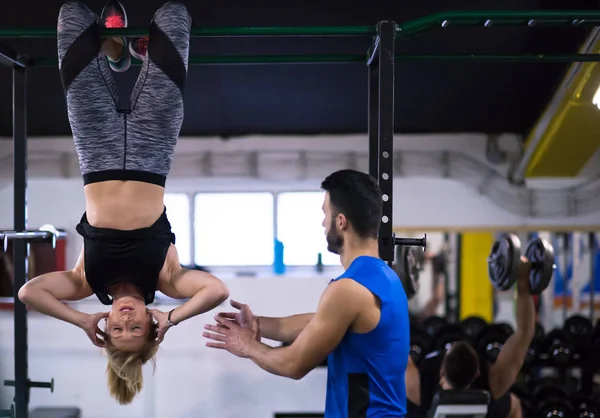 Sporcu Kadın Fitness Spor Çapraz Yatay Çubuk Üzerinde Baş Aşağı — Stok fotoğraf