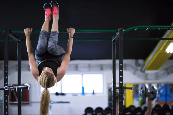 Atleta Donna Facendo Esercizi Addominali Appesi Testa Giù Sulla Barra — Foto Stock