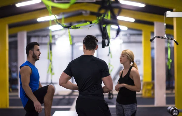 Groep Gezonde Atletische Jongeren Opleiding Springen Tekstvak Bij Grensoverschrijdende Fitnessruimte — Stockfoto