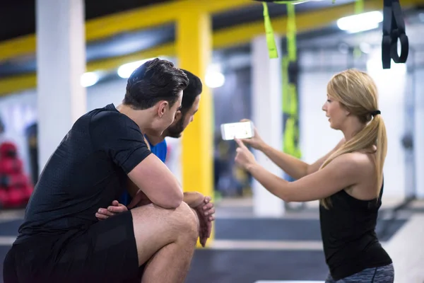 Groep Gezonde Atletische Jongeren Opleiding Springen Tekstvak Bij Grensoverschrijdende Fitnessruimte — Stockfoto