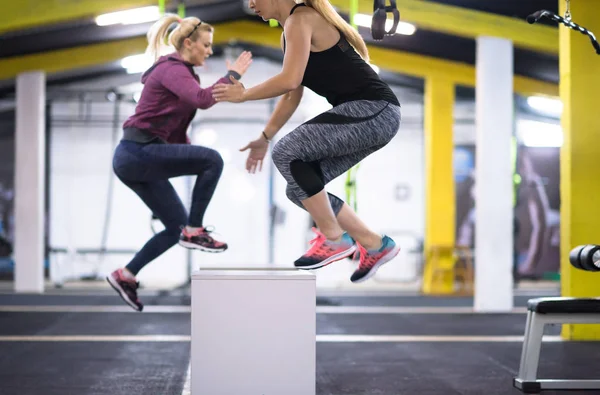 Grupp Friska Atletisk Ungdomar Utbildning Hoppa Passar Låda Cross Fitness — Stockfoto