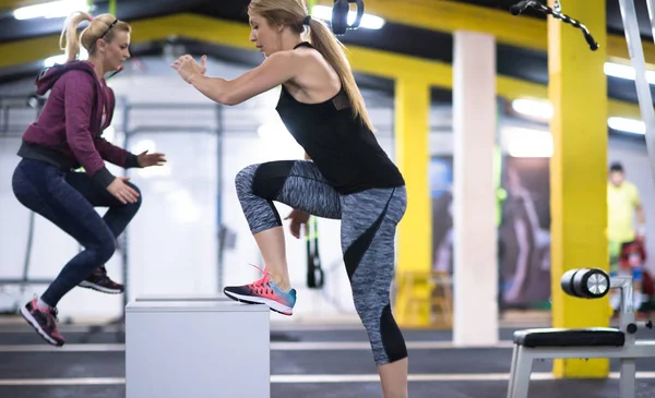 gençlerin grup atlamayı eğitim sağlıklı spor fitness spor çapraz kutusuna uygun