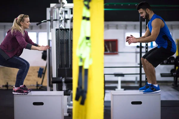 Grupo Jóvenes Deportistas Sanos Que Entrenan Saltando Caja Entrenamiento Gimnasio — Foto de Stock